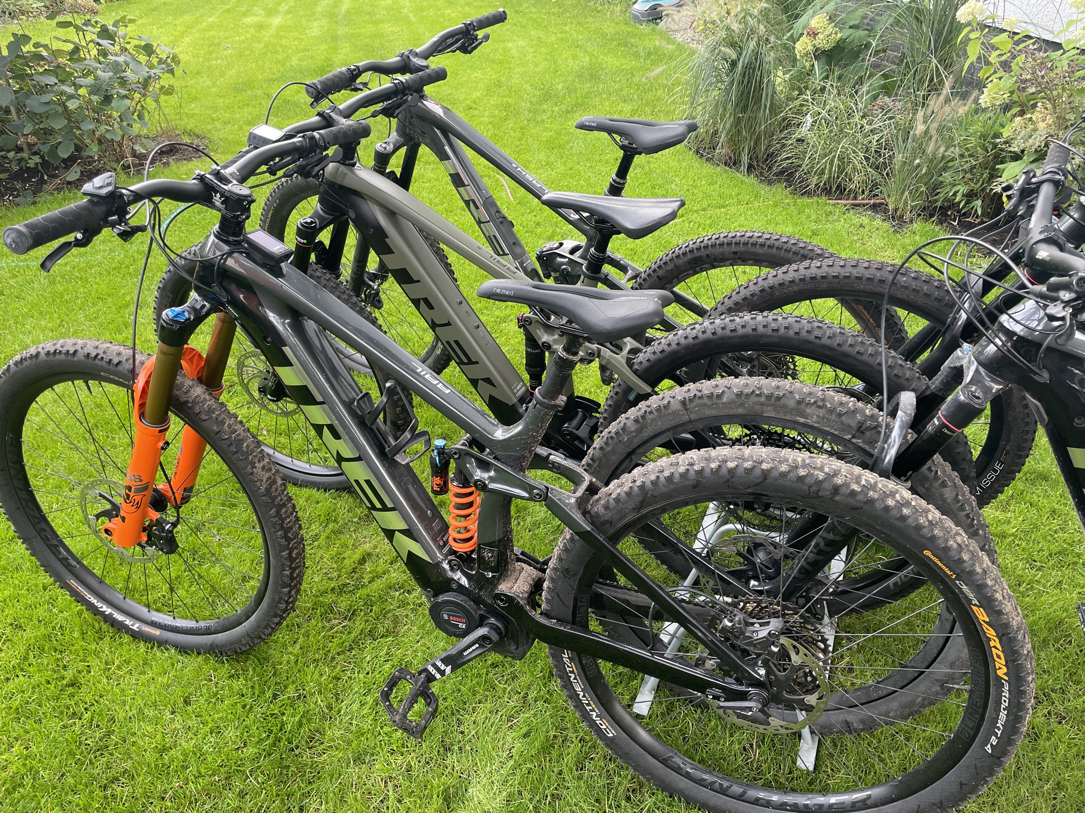 Trek Rail Testflotte mit Fox- und RockShox-Federgabeln nebeneinander