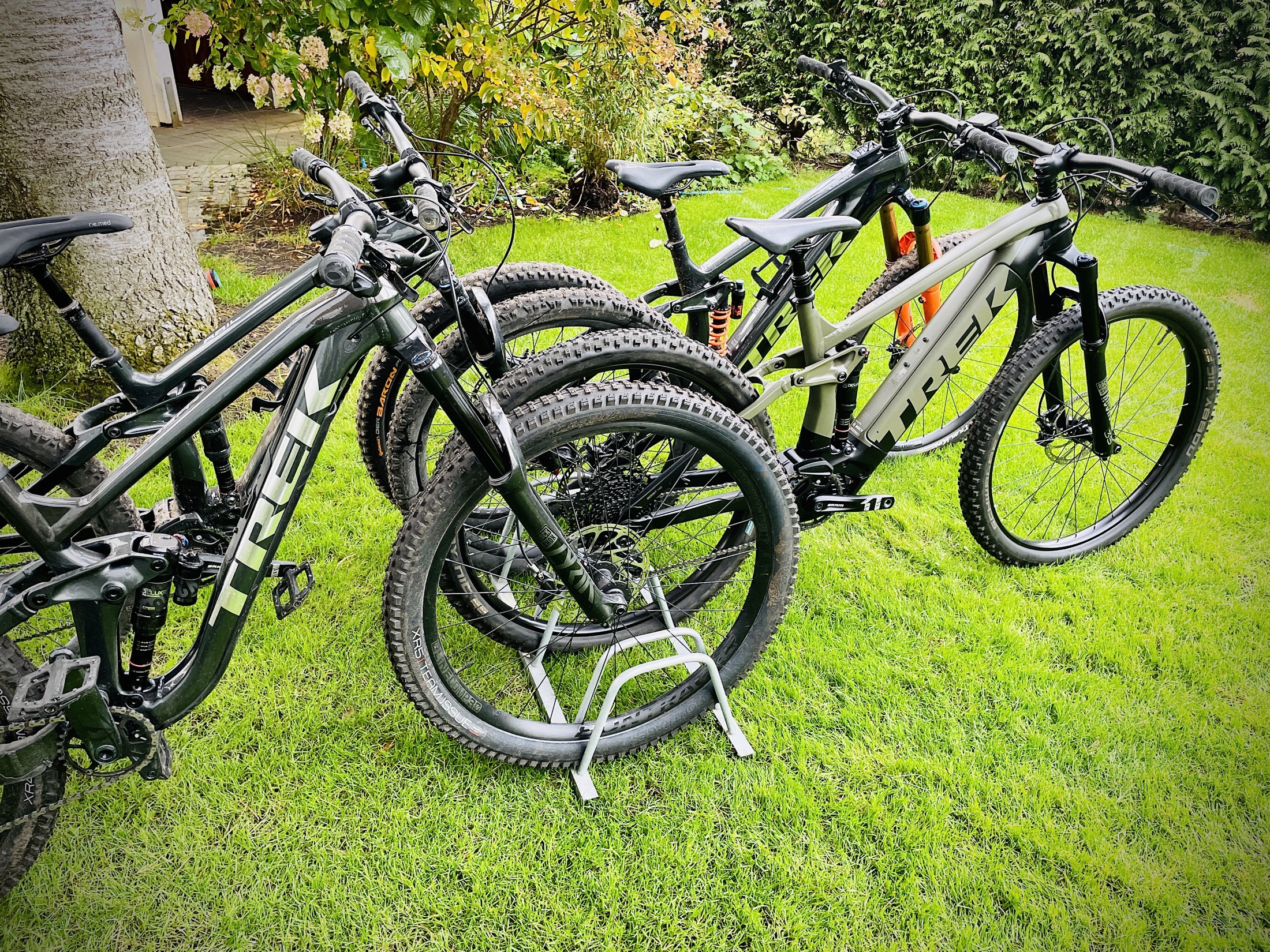 Detailansicht von Lenker und Cockpit der Trek-Testräder